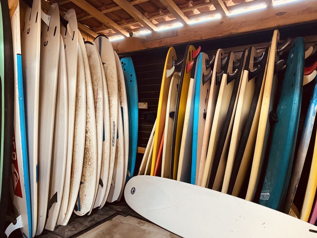 Photo de l’intérieur de l’école de surf montrant nos planches pour la location 