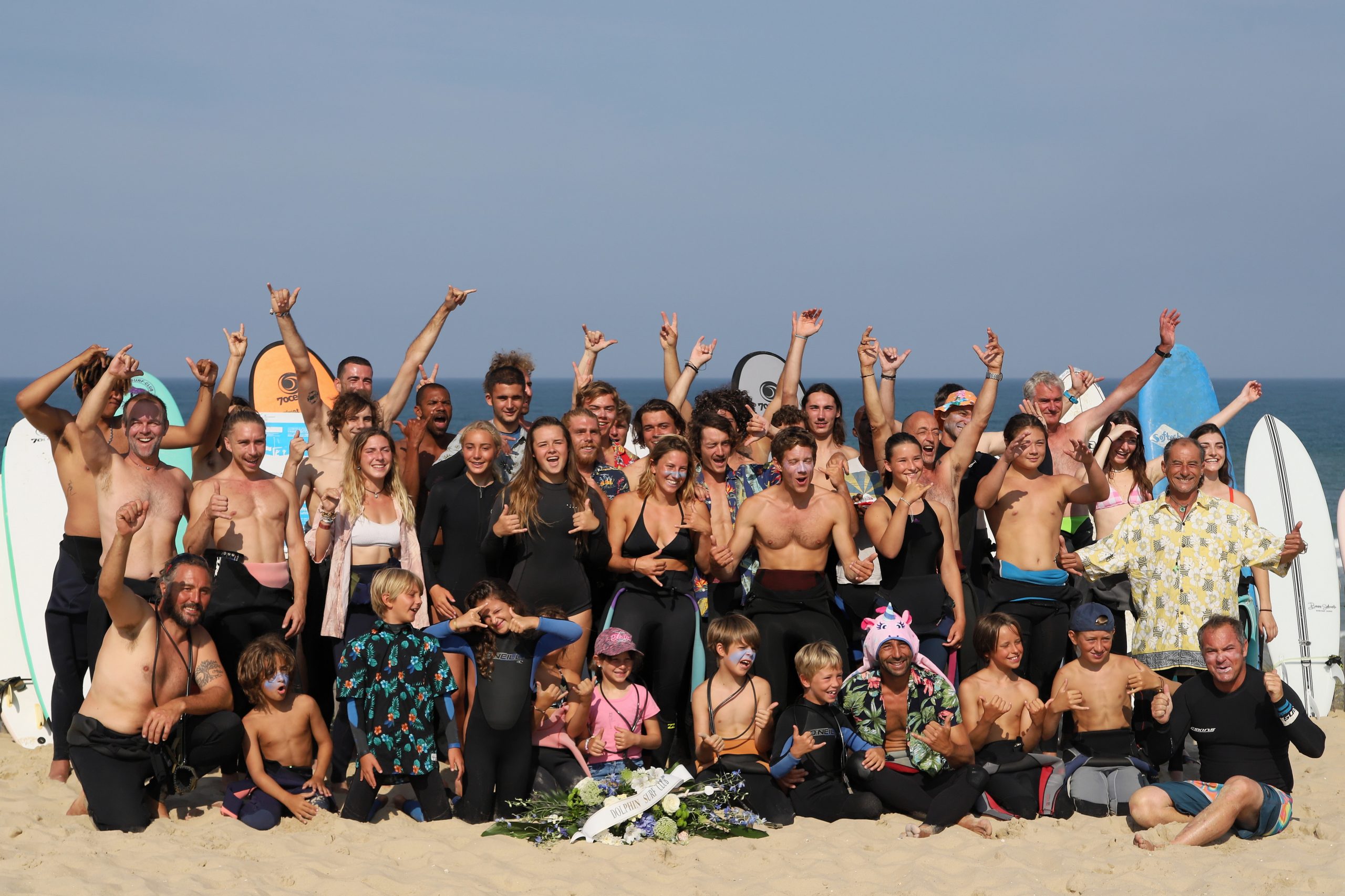Photo de groupe du club de surf avec l'association du dolphin surf club 