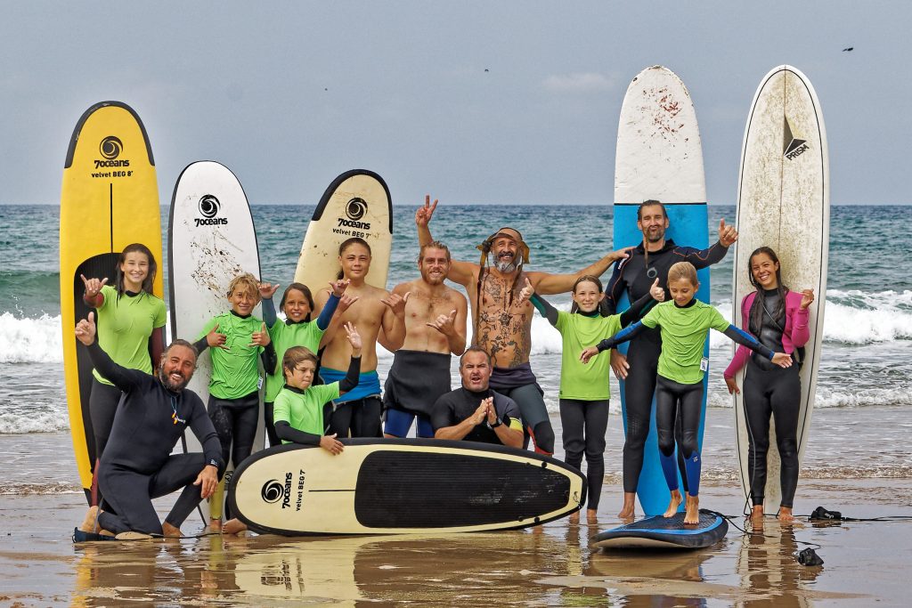 Photo de groupe à la fin du cours de surf avec le moniteur 