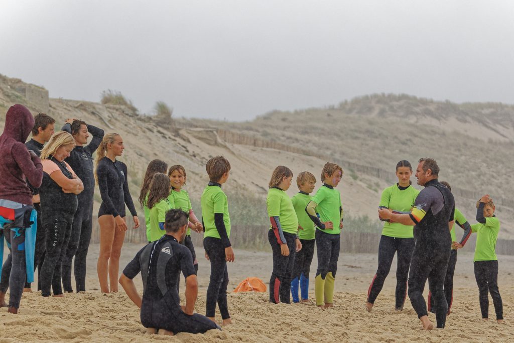 Photo de groupe pendant le cours de surf 